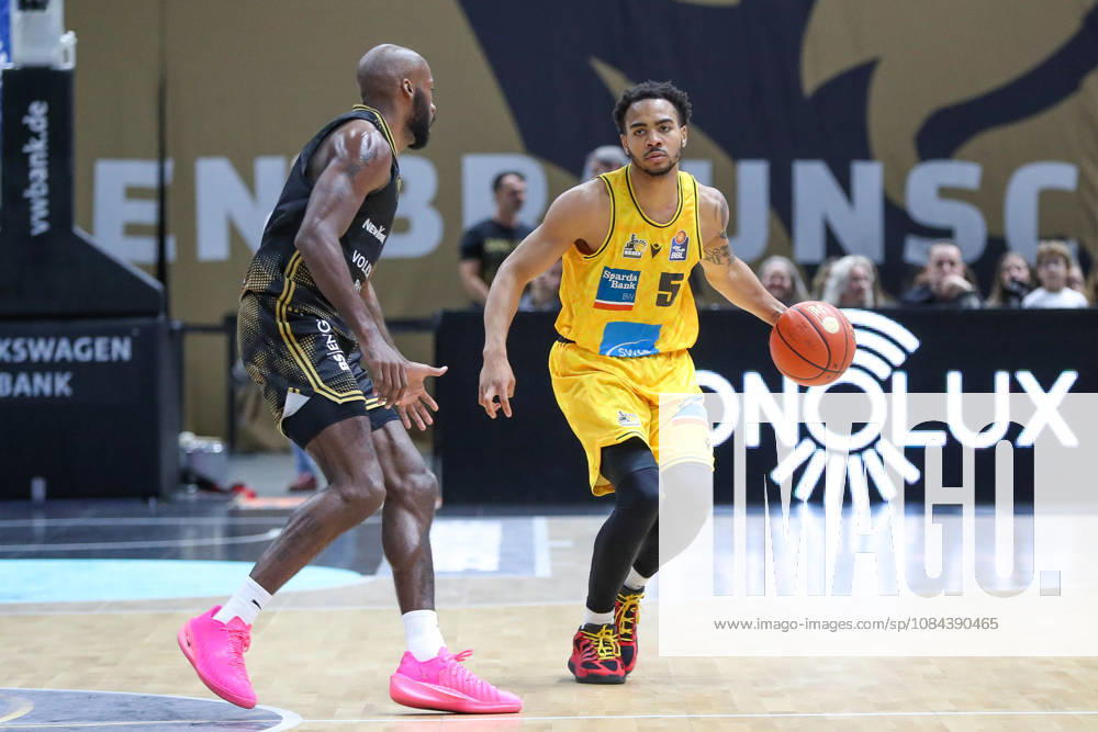 Basketball - easyCredit BBL, Basketball Loewen Braunschweig - MHP RIESEN Ludwigsburg, v.l. Sheldon Edwards (Braunschweig, 13), Ishmael Leggett (Ludwigsburg, 5) Zweikampf, Duell, Kampf, tackle Braunschweig