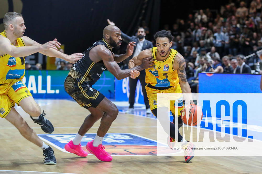 Basketball - easyCredit BBL, Basketball Loewen Braunschweig - MHP RIESEN Ludwigsburg, v.l. Sheldon Edwards (Braunschweig, 13), Ishmael Leggett (Ludwigsburg, 5) Zweikampf, Duell, Kampf, tackle Braunschweig