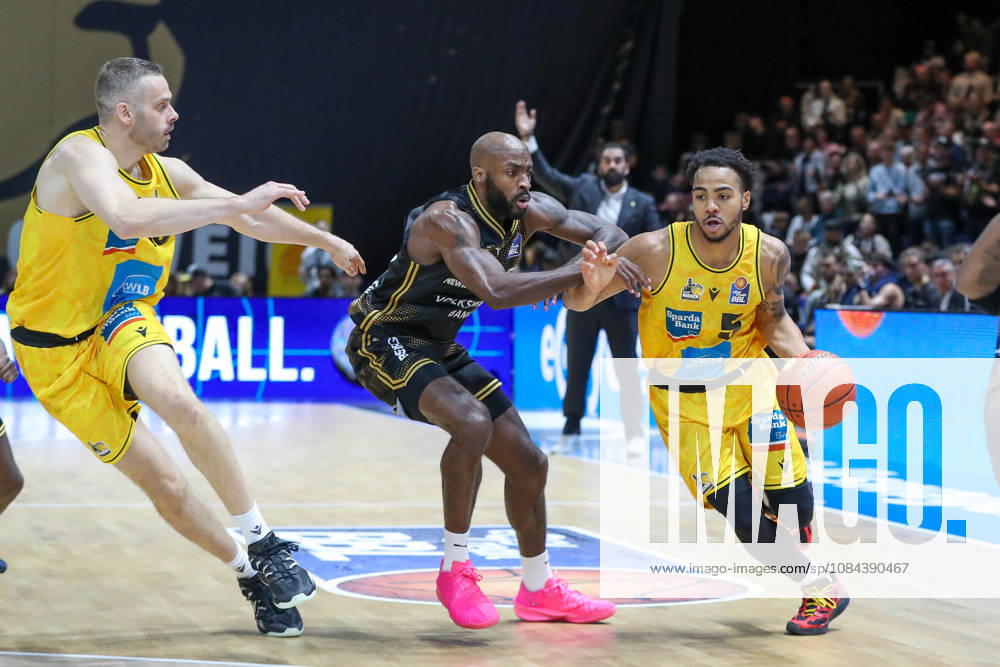 Basketball - easyCredit BBL, Basketball Loewen Braunschweig - MHP RIESEN Ludwigsburg, v.l. Sheldon Edwards (Braunschweig, 13), Ishmael Leggett (Ludwigsburg, 5) Zweikampf, Duell, Kampf, tackle Braunschweig