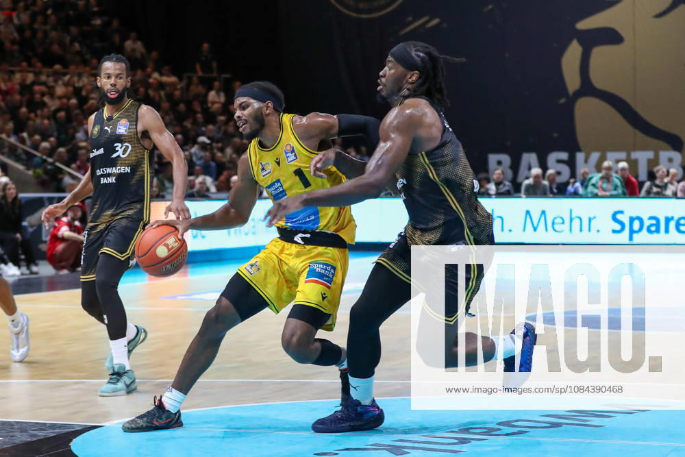 Basketball - easyCredit BBL, Basketball Loewen Braunschweig - MHP RIESEN Ludwigsburg, v.l. Justin Kier (Ludwigsburg, 1), Zaba Bangala (Braunschweig, 0) Zweikampf, Duell, Kampf, tackle Braunschweig