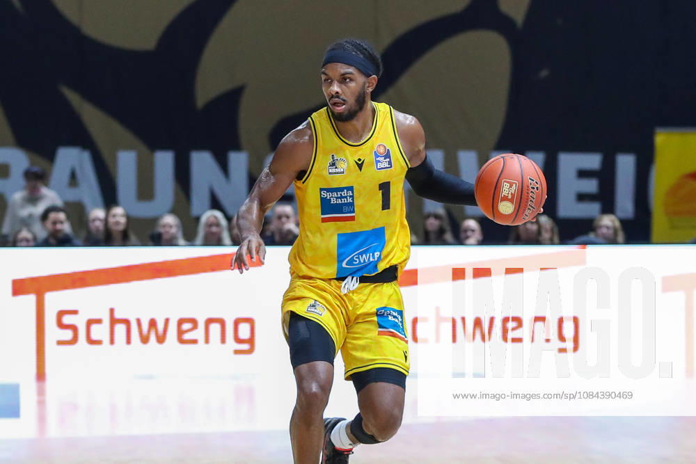 Basketball - easyCredit BBL, Basketball Loewen Braunschweig - MHP RIESEN Ludwigsburg, v.l. Justin Kier (Ludwigsburg, 1) am Ball, plays the ball Braunschweig