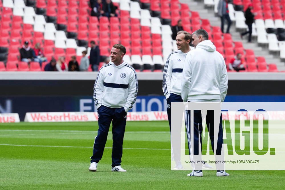 1. Bundesliga: SC Freiburg vs FC Schalke 04, 11.10.2026 Die Mannschaft des FC Schalke 04 bei der Platzbegehung 1. Bundesliga: SC Freiburg vs FC Schalke 04, Europa-Park-Stadion, 11.10.2026 DFB DFL REGULATIONS PROHIBIT ANY USE OF PHOTOGRAPHS AS IMAGE SEQUENCES AND OR QUASI-VIDEO.