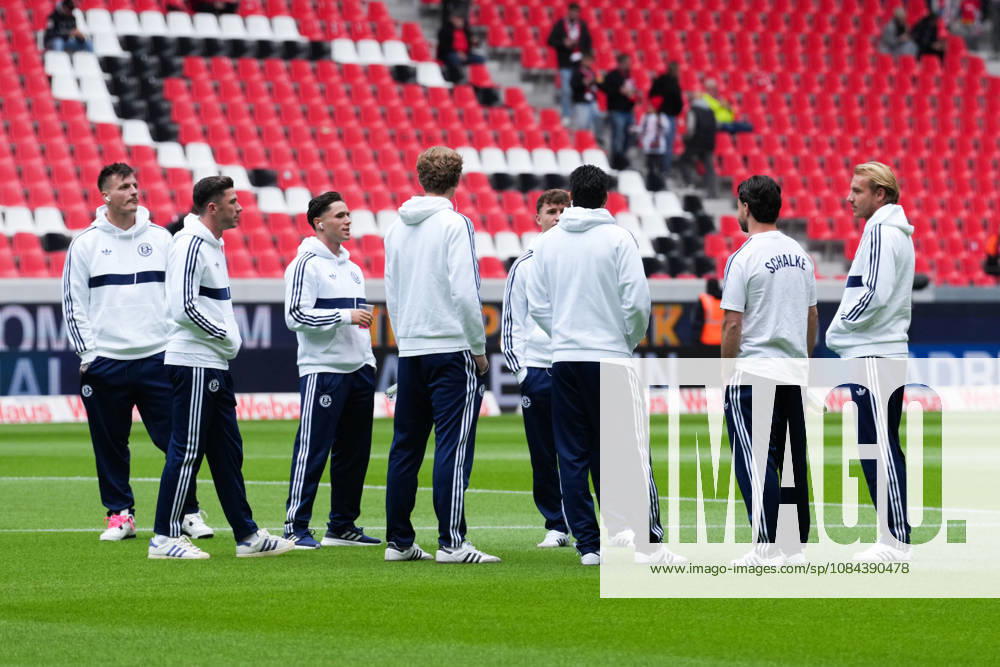 1. Bundesliga: SC Freiburg vs FC Schalke 04, 11.10.2026 Die Mannschaft des FC Schalke 04 bei der Platzbegehung 1. Bundesliga: SC Freiburg vs FC Schalke 04, Europa-Park-Stadion, 11.10.2026 DFB DFL REGULATIONS PROHIBIT ANY USE OF PHOTOGRAPHS AS IMAGE SEQUENCES AND OR QUASI-VIDEO.