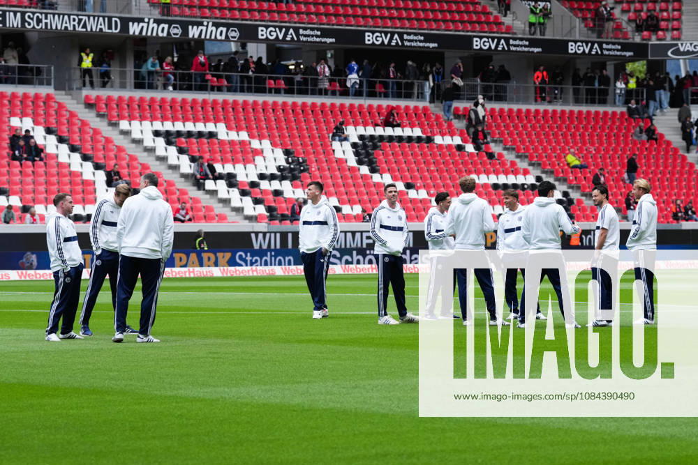 1. Bundesliga: SC Freiburg vs FC Schalke 04, 11.10.2026 Die Mannschaft des FC Schalke 04 bei der Platzbegehung 1. Bundesliga: SC Freiburg vs FC Schalke 04, Europa-Park-Stadion, 11.10.2026 DFB DFL REGULATIONS PROHIBIT ANY USE OF PHOTOGRAPHS AS IMAGE SEQUENCES AND OR QUASI-VIDEO.