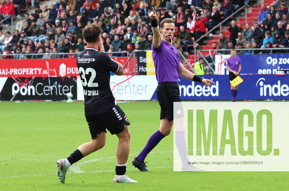 UTRECHT - referee Jannick van der Laan during the Vriendenloterij Eredivisie match between FC Utrecht and Willem II at Stadion Galgenwaard on 11 October 2026 in Utrecht, Netherlands. PETER LOUS EYE4IMAGES DeFodi Images -