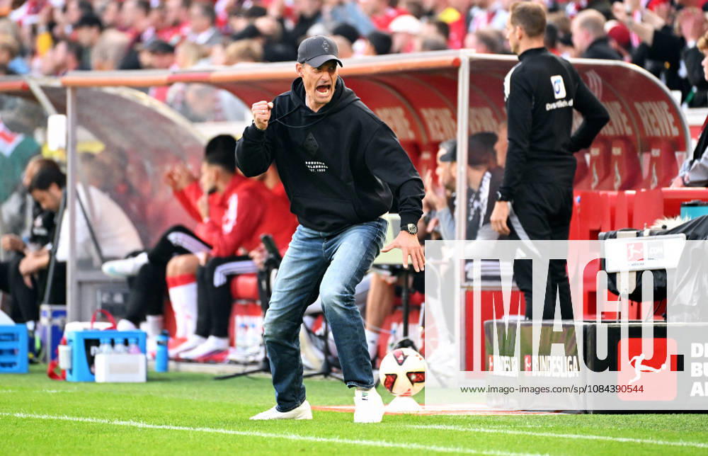 Cologne, Germany, 1. Bundesliga, Matchday 5, Rhein-Energie-Stadium Cologne, 1. FC Köln vs Bor. Mönchengladbach; Headcoach Alexander Blessin (BMG) celebrates after the goal to 1:1. Celebration, Joy, Action.