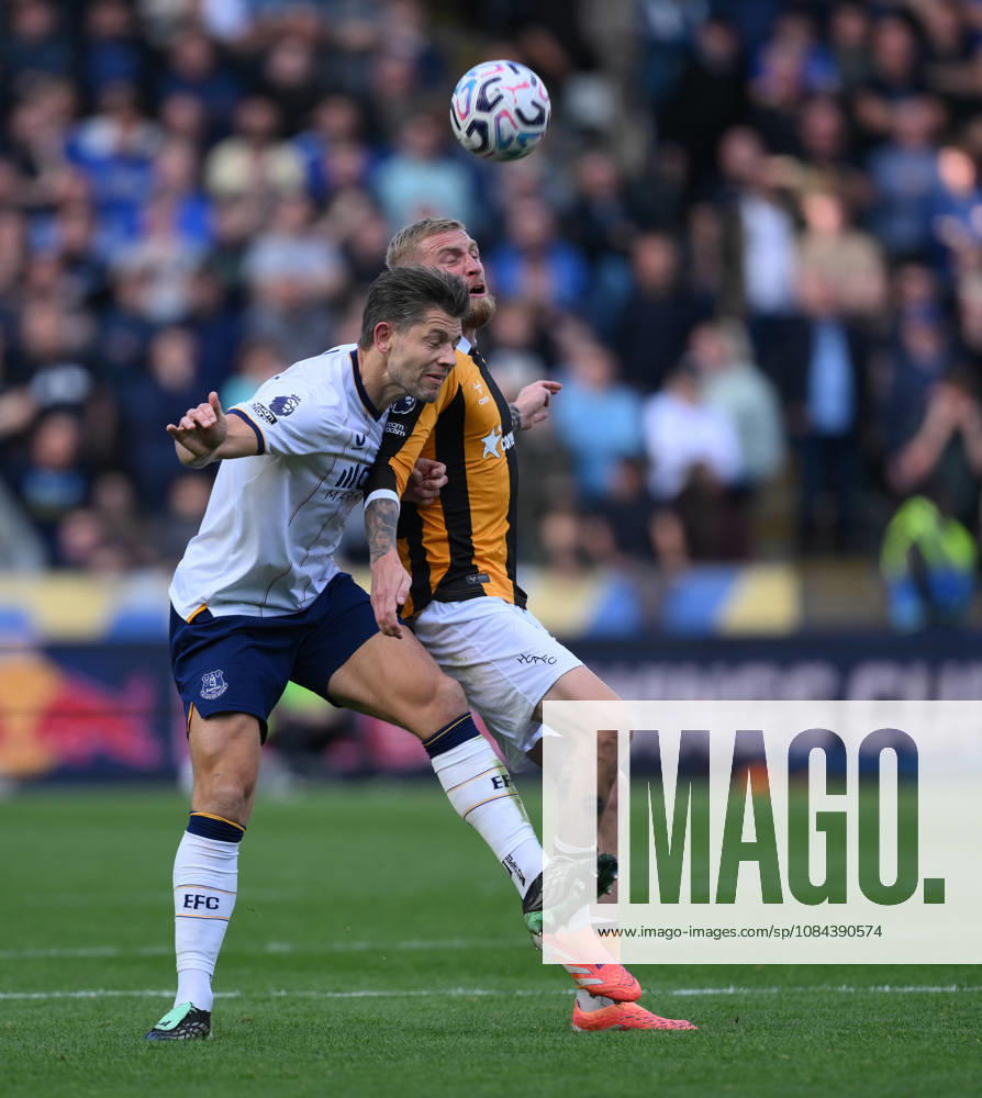 Hull City v Everton Premier League Hull City s Oli McBurnie (right) and Everton s James Tarkowski battle for the ball during the Premier League match at the MKM Stadium, Hull 11 10 2026 UK Newspapers OUT