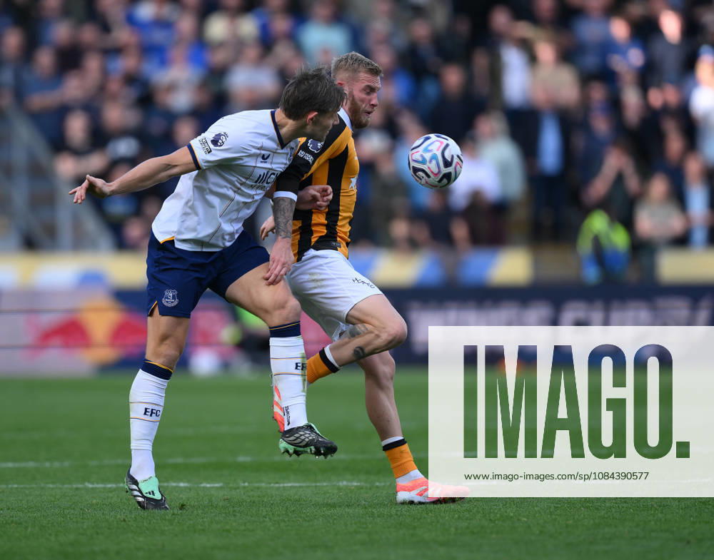 Hull City v Everton Premier League Hull City s Oli McBurnie (right) and Everton s James Tarkowski battle for the ball during the Premier League match at the MKM Stadium, Hull 11 10 2026 UK Newspapers OUT