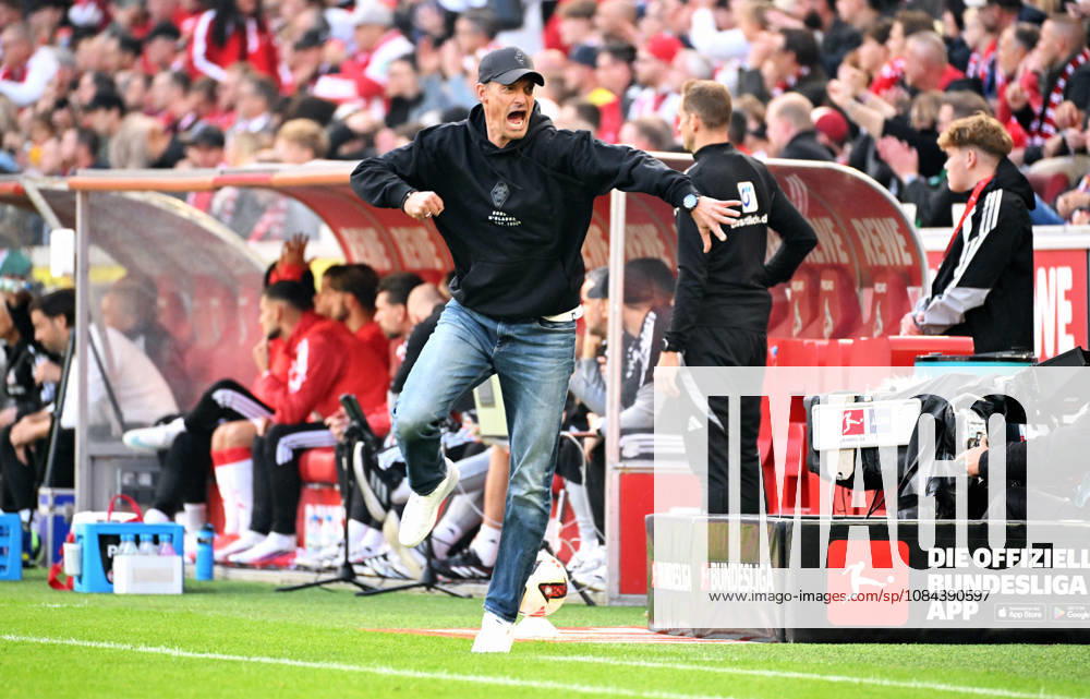 Cologne, Germany, 1. Bundesliga, Matchday 5, Rhein-Energie-Stadium Cologne, 1. FC Köln vs Bor. Mönchengladbach; Headcoach Alexander Blessin (BMG) celebrates after the goal to 1:1. Celebration, Joy, Action.