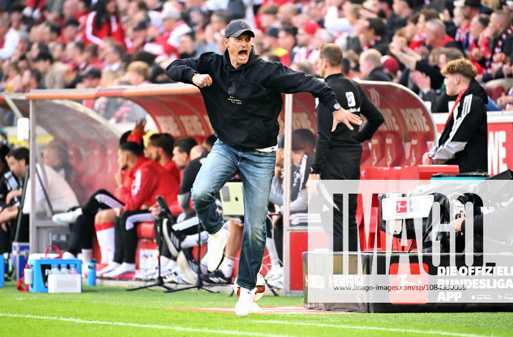Cologne, Germany, 1. Bundesliga, Matchday 5, Rhein-Energie-Stadium Cologne, 1. FC Köln vs Bor. Mönchengladbach; Headcoach Alexander Blessin (BMG) celebrates after the goal to 1:1. Celebration, Joy, Action.