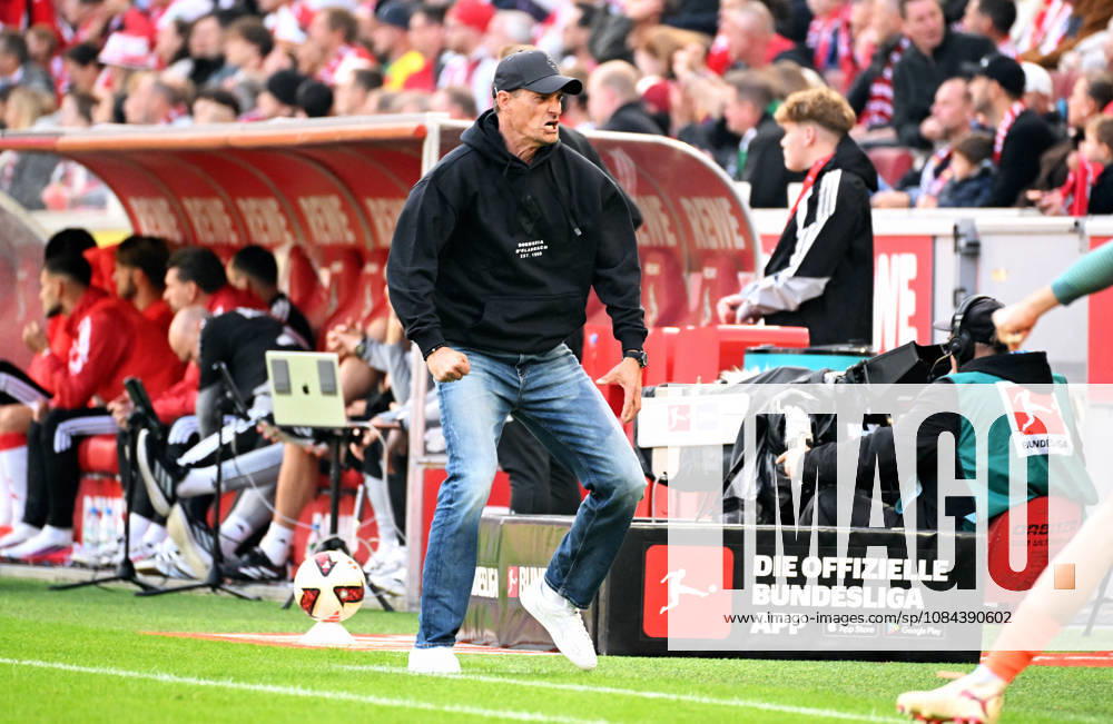 Cologne, Germany, 1. Bundesliga, Matchday 5, Rhein-Energie-Stadium Cologne, 1. FC Köln vs Bor. Mönchengladbach; Headcoach Alexander Blessin (BMG) celebrates after the goal to 1:1. Celebration, Joy, Action.