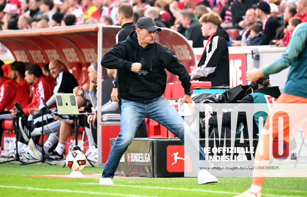 Cologne, Germany, 1. Bundesliga, Matchday 5, Rhein-Energie-Stadium Cologne, 1. FC Köln vs Bor. Mönchengladbach; Headcoach Alexander Blessin (BMG) celebrates after the goal to 1:1. Celebration, Joy, Action.