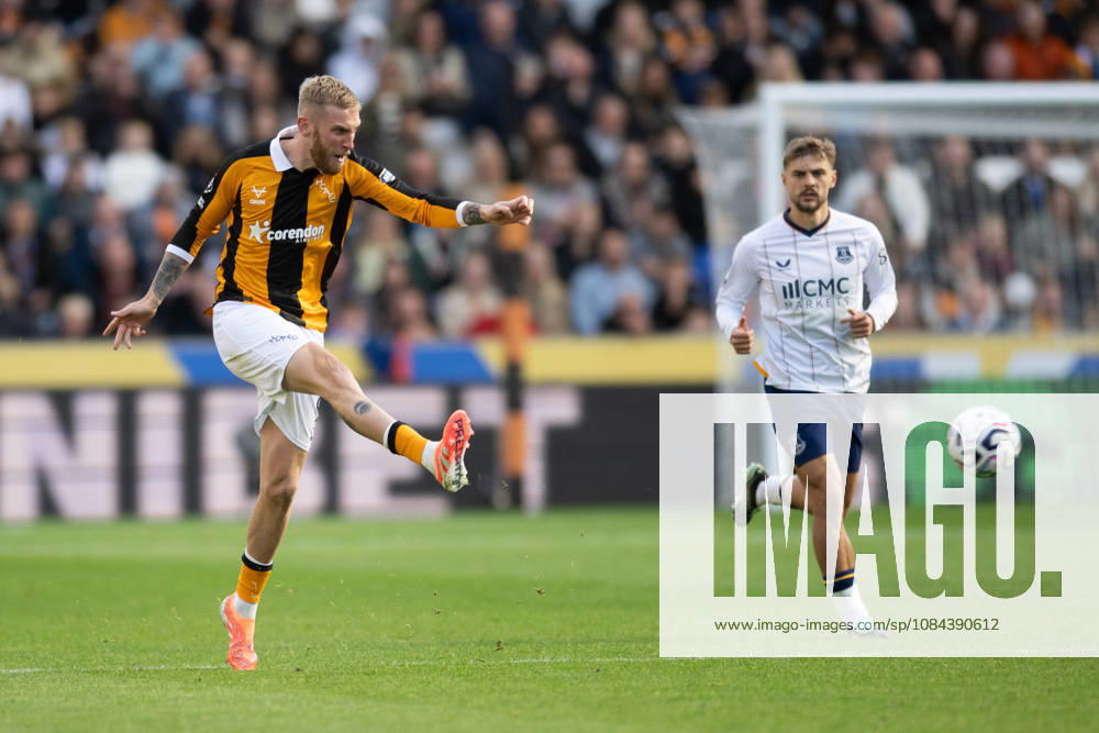 Hull City v Everton Premier League Oliver McBurnie with an assist for Joe Gelhardt of Hull City during the Premier League match between Hull City and Everton at the MKM Stadium, Hull. 11 10 2026 UK Newspapers OUT
