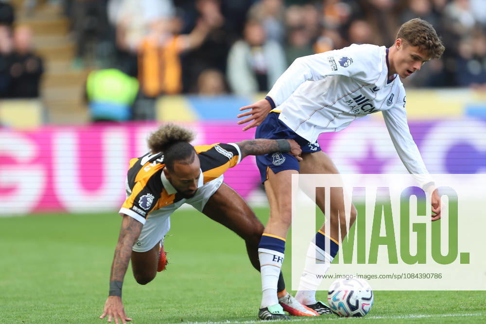 11th October 2026; MKM Stadium, Hull, England; Premier League Football, Hull City versus Everton; Harrison Armstrong of Everton holds off Sorba Thomas of Hull City DavexLofthouse