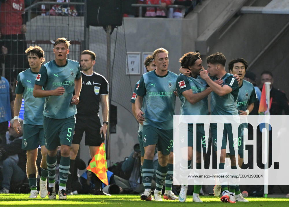 Koeln; Fussball, Herren, Saison 2026 2027, 1. FC Koeln vs. Borussia Moenchengladbach Torjubel Gladbach nach dem Tor zum 1-1; 2. v. re. Torschuetze Joe Scally (Gladbach) hier mit Lukas Ullrich (Gladbach, re.) DFL regulations prohibit any use of photographs as image sequences and or quasi-video. Rhein-Energie-Stadion Nordrhein-Westfalen Deutschland