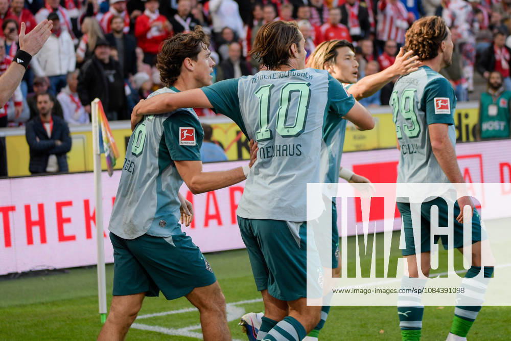 Die Spieler von Gladbach Jubel Freude Emotion Torjubel Torschuetze Torschütze Joe Scally (Moenchengladbach 29) 11.10.2026 ¢ Fussball ¢ 1. FC Koeln vs Borussia Moenchengladbach, RheinEnergieStadion, Koeln, DFB DFL REGULATIONS PROHIBIT ANY USE OF PHOTOGRAPHS AS IMAGE SEQUENCES AND OR QUASI-VIDEO NRW Germany