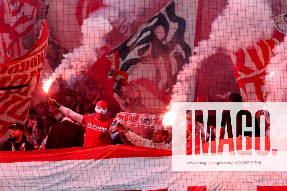 2026.10.11, Fußball, Bundesliga, 1. FC Köln - Borussia Mönchengladbach, RheinEnergieSTADION, 5.Spieltag, Saison 2026 2027: Pyrotechnik im Block der Koelner Fans DFB regulations prohibit any use of photographs as image sequences and or quasi-video. Photo: WilkowskixPressefotoKochx Nordrhein-Westfalen Deutschland