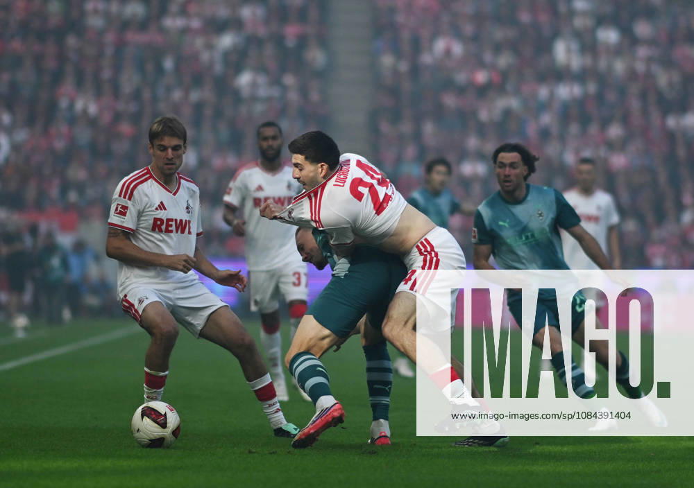 Fussball 1.Bundesliga, 1.FC Koeln - Borussia Mönchengladbach . V.l.n.rechts : Borna Sosa 8 1.Fc Köln ) , Isac Lidberg ( Mönchengladbach ) , Luka Lochoshvili ( 1.FC Köln ) Koeln