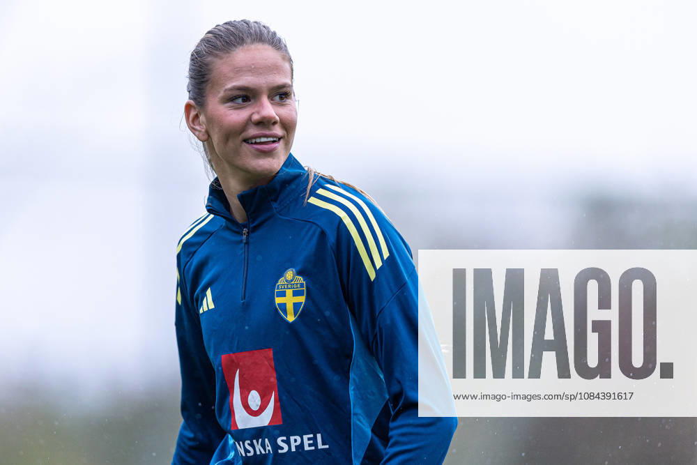 Bella Andersson of Sweden during a training session on October 11, 2026 in Stockholm. Photo: Caisa Rasmussen BILDBYRAN COP 353 CR0079 fotboll football soccer fotball träning practice training sverige sweden dam bbeng