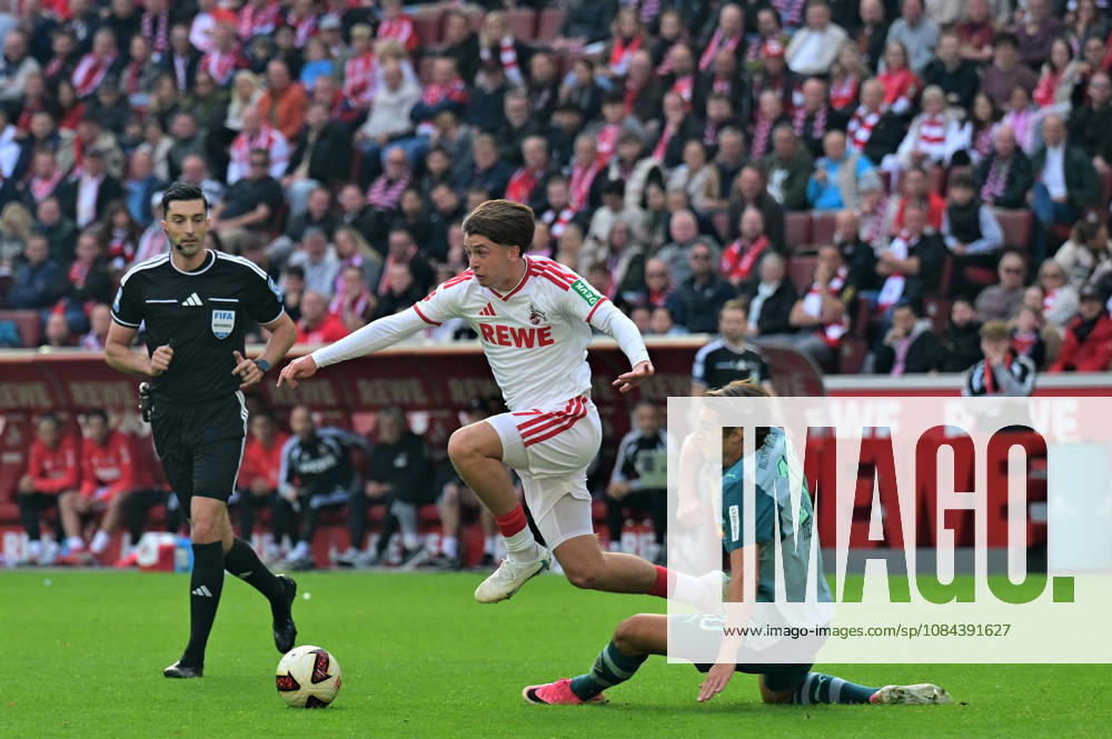Koeln; Fussball, Herren, Saison 2026 2027, 1. FC Koeln vs. Borussia Moenchengladbach Zweikampf zwischen v. li. Mikey Moore (Koeln), Florian Neuhaus (Gladbach) DFL regulations prohibit any use of photographs as image sequences and or quasi-video. Rhein-Energie-Stadion Nordrhein-Westfalen Deutschland