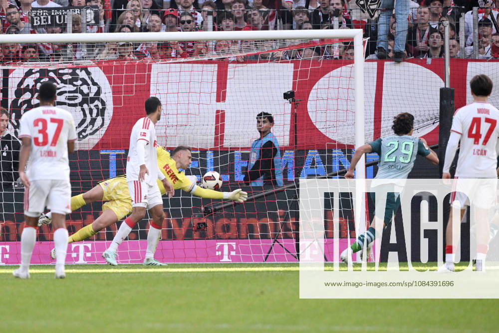 Joe Scally (Borussia Moenchengladbach), re., erzielt gegen Torwart Marvin Schwäbe (1.FC Koeln) das Tor zum 1:1 11.10.2026, Fussball 1. Bundesliga, Saison 2026 2027, 5. Spieltag, 1. FC Köln - Borussia Mönchengladbach DFL regulations prohibit any use of photographs as image sequences and or quasi-video Koeln Rhein-Energie-Stadion Nordrhein Westfalen Deutschland