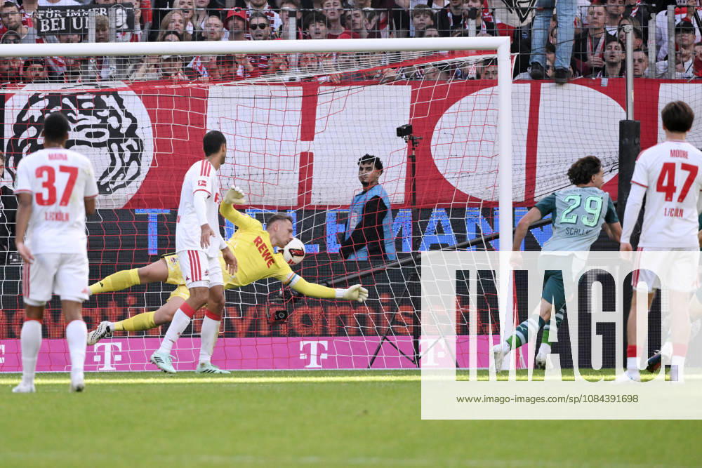 Joe Scally (Borussia Moenchengladbach), re., erzielt gegen Torwart Marvin Schwäbe (1.FC Koeln) das Tor zum 1:1 11.10.2026, Fussball 1. Bundesliga, Saison 2026 2027, 5. Spieltag, 1. FC Köln - Borussia Mönchengladbach DFL regulations prohibit any use of photographs as image sequences and or quasi-video Koeln Rhein-Energie-Stadion Nordrhein Westfalen Deutschland