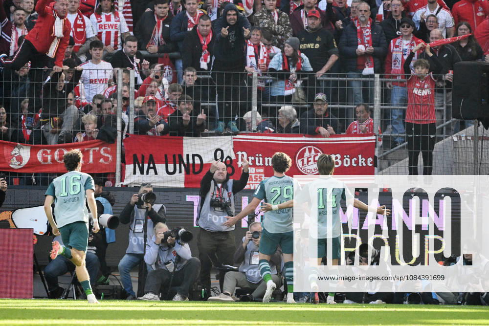Joe Scally (Borussia Moenchengladbach), mi., jubelt vor dem Kölner Fanblock, hinten ein Fotograf mit einer unschönen Geste 11.10.2026, Fussball 1. Bundesliga, Saison 2026 2027, 5. Spieltag, 1. FC Köln - Borussia Mönchengladbach DFL regulations prohibit any use of photographs as image sequences and or quasi-video Koeln Rhein-Energie-Stadion Nordrhein Westfalen Deutschland