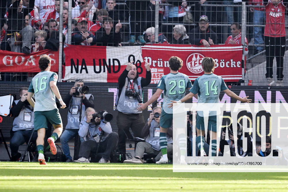 Joe Scally (Borussia Moenchengladbach), mi., jubelt vor dem Kölner Fanblock, hinten ein Fotograf mit einer unschönen Geste 11.10.2026, Fussball 1. Bundesliga, Saison 2026 2027, 5. Spieltag, 1. FC Köln - Borussia Mönchengladbach DFL regulations prohibit any use of photographs as image sequences and or quasi-video Koeln Rhein-Energie-Stadion Nordrhein Westfalen Deutschland
