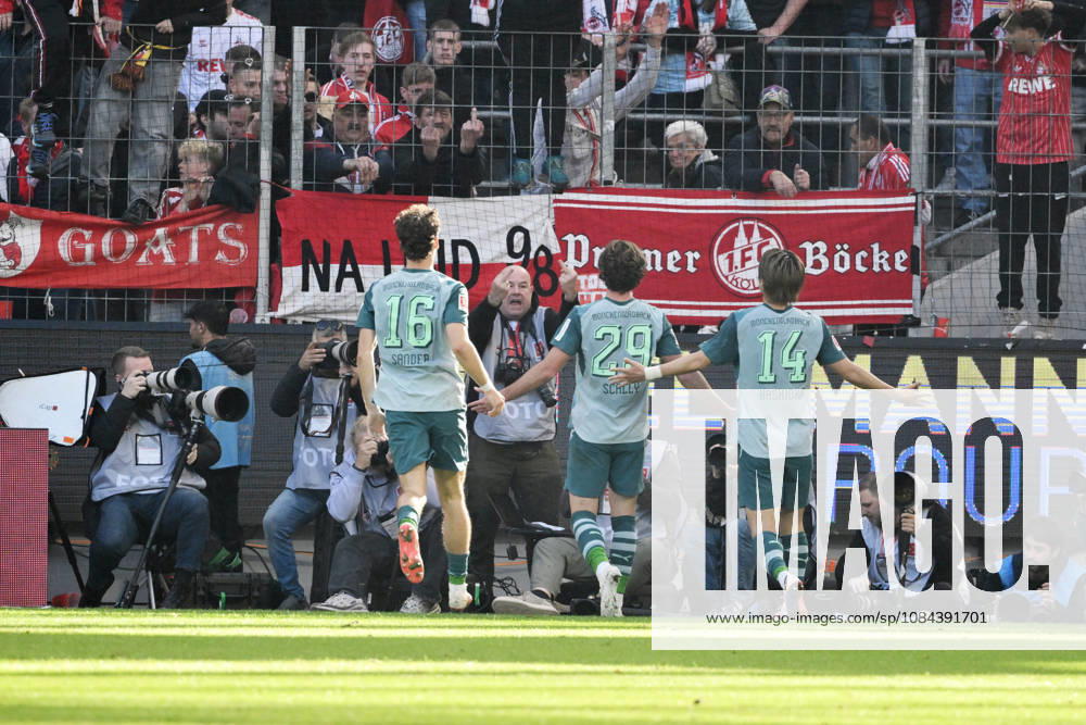 Joe Scally (Borussia Moenchengladbach), mi., jubelt vor dem Kölner Fanblock, hinten ein Fotograf mit einer unschönen Geste 11.10.2026, Fussball 1. Bundesliga, Saison 2026 2027, 5. Spieltag, 1. FC Köln - Borussia Mönchengladbach DFL regulations prohibit any use of photographs as image sequences and or quasi-video Koeln Rhein-Energie-Stadion Nordrhein Westfalen Deutschland