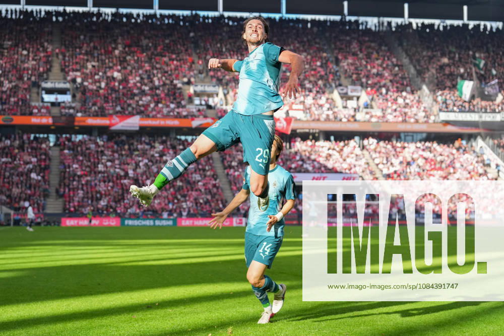 Herren, Fußball, 1.Bundesliga, 1.FC Köln - Borussia Mönchengladbach, Saison 2026 2027, RheinEnergieSTADION: Torjubel nach dem Tor zum 1:1 für Borussia Mönchengladbach durch Torschütze Joe Scally (Borussia Moenchengladbach, 29) zusammen mit Daiki Hashioka (Borussia Moenchengladbach, 14) DFB regulations prohibit any use of photographs as image sequences and or quasi-video.