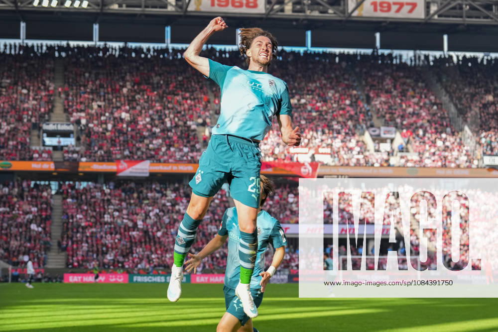 Herren, Fußball, 1.Bundesliga, 1.FC Köln - Borussia Mönchengladbach, Saison 2026 2027, RheinEnergieSTADION: Torjubel nach dem Tor zum 1:1 für Borussia Mönchengladbach durch Torschütze Joe Scally (Borussia Moenchengladbach, 29) zusammen mit Daiki Hashioka (Borussia Moenchengladbach, 14) DFB regulations prohibit any use of photographs as image sequences and or quasi-video.