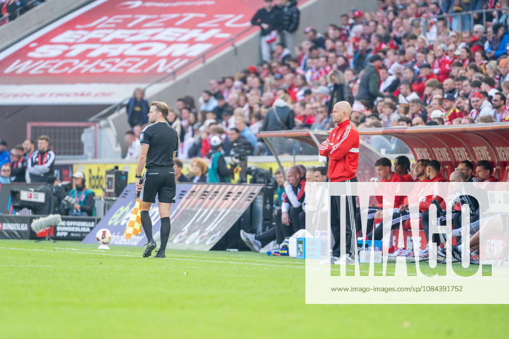 Rene Wagner (1.FC Koeln, Trainer) schaut seinem Team zu 1.FC Köln vs. Borussia Moenchengladbach, Fussball, Bundesliga, 5.Spieltag, Saison 2026 27, 12.10.2026, DFL REGULATIONS PROHIBIT ANY USE OF PHOTOGRAPHS AS IMAGE SEQUENCES AND OR QUASI-VIDEO, 1.FC Köln vs. Borussia Moenchengladbach, Fussball, Bundesliga, 5.Spieltag, Saison 2026 27, 12.10.2026 Köln