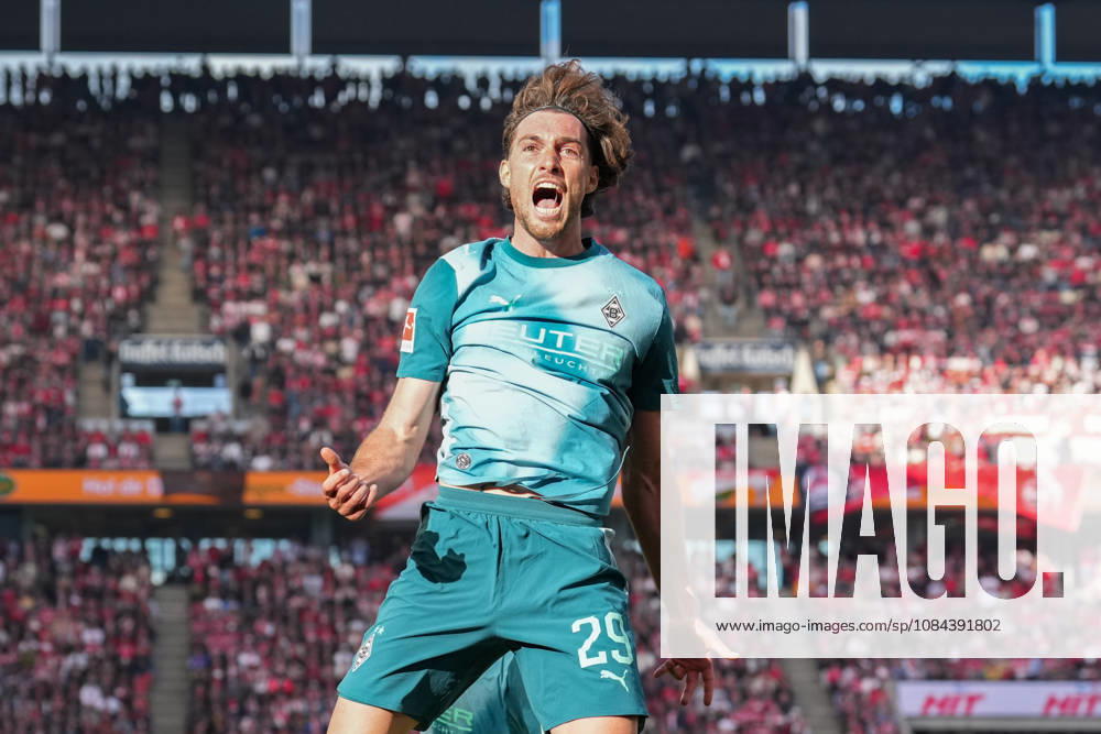 Herren, Fußball, 1.Bundesliga, 1.FC Köln - Borussia Mönchengladbach, Saison 2026 2027, RheinEnergieSTADION: Torjubel nach dem Tor zum 1:1 für Borussia Mönchengladbach durch Torschütze Joe Scally (Borussia Moenchengladbach, 29) zusammen mit Daiki Hashioka (Borussia Moenchengladbach, 14) DFB regulations prohibit any use of photographs as image sequences and or quasi-video.