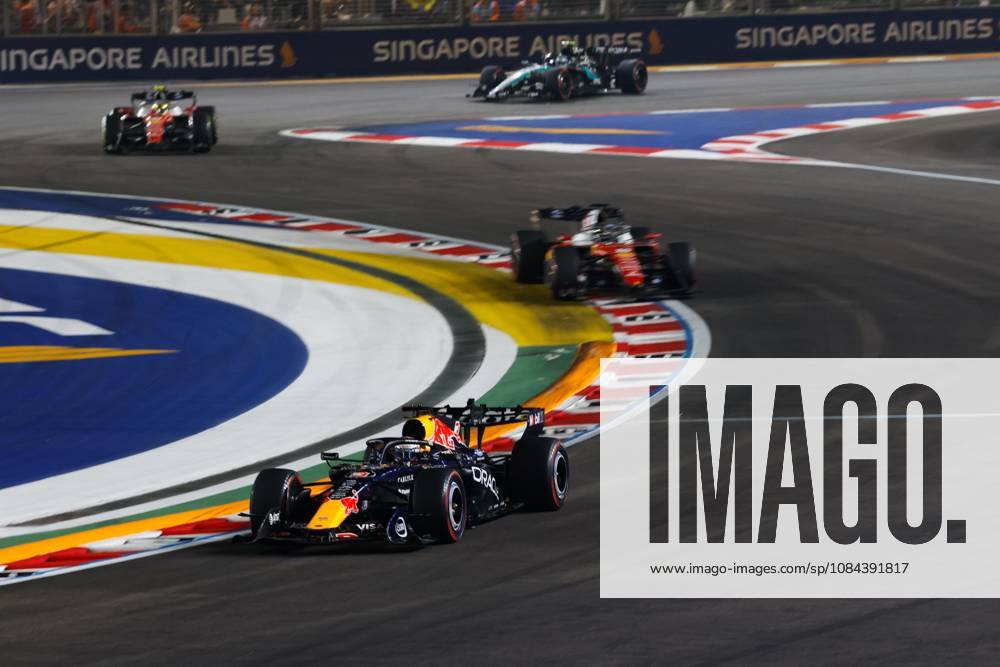 03 VERSTAPPEN Max (nld), Red Bull Racing Ford RB22, action Singapore 2026 81 PIASTRI Oscar (aus), McLaren F1 Team MCL40, action 01 NORRIS Lando (gbr), McLaren F1 Team MCL40, action Singapore 2026 Singapore