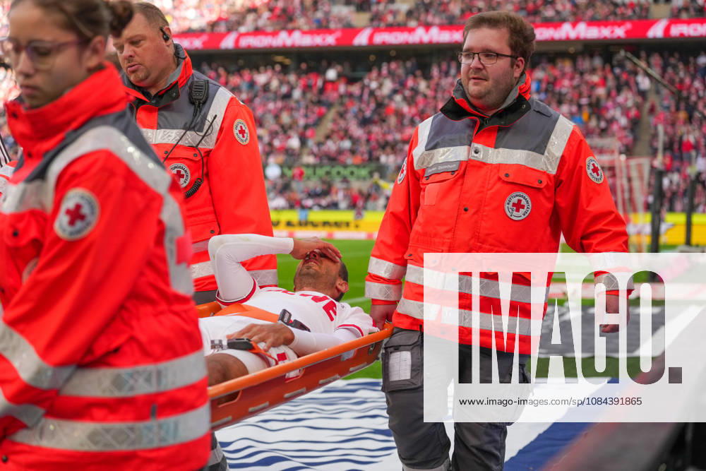 Herren, Fußball, 1.Bundesliga, 1.FC Köln - Borussia Mönchengladbach, Saison 2026 2027, RheinEnergieSTADION: Ellyes Skhiri (1.FC Köln, 6) wird verletzt mit der Trage vom Feld gebracht DFB regulations prohibit any use of photographs as image sequences and or quasi-video.