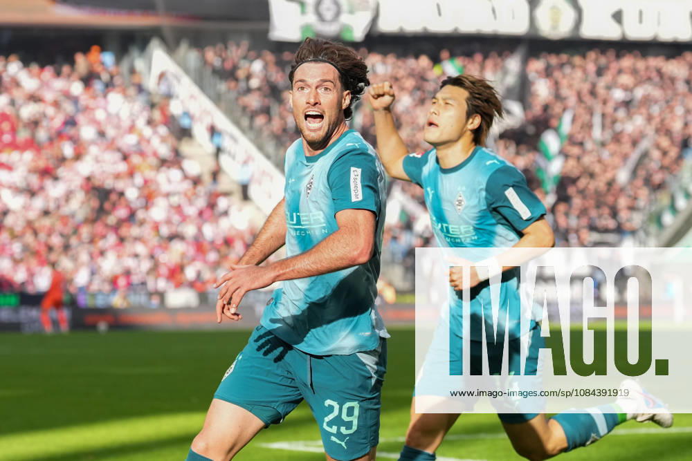 Herren, Fußball, 1.Bundesliga, 1.FC Köln - Borussia Mönchengladbach, Saison 2026 2027, RheinEnergieSTADION: Torjubel nach dem Tor zum 1:1 für Borussia Mönchengladbach durch Torschütze Joe Scally (Borussia Moenchengladbach, 29) zusammen mit Daiki Hashioka (Borussia Moenchengladbach, 14) DFB regulations prohibit any use of photographs as image sequences and or quasi-video.