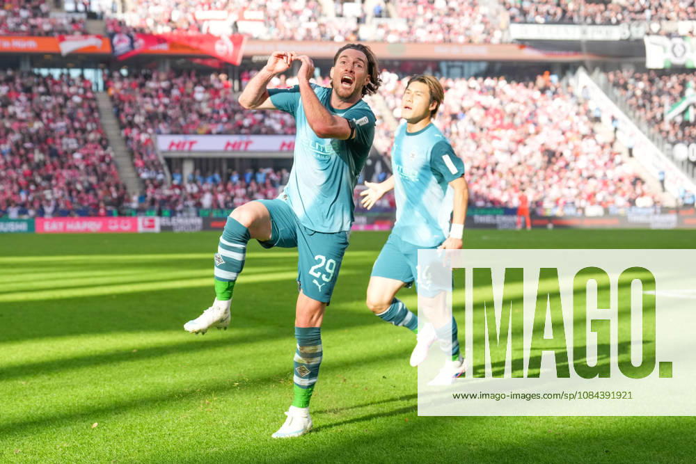 Herren, Fußball, 1.Bundesliga, 1.FC Köln - Borussia Mönchengladbach, Saison 2026 2027, RheinEnergieSTADION: Torjubel nach dem Tor zum 1:1 für Borussia Mönchengladbach durch Torschütze Joe Scally (Borussia Moenchengladbach, 29) zusammen mit Daiki Hashioka (Borussia Moenchengladbach, 14) DFB regulations prohibit any use of photographs as image sequences and or quasi-video.