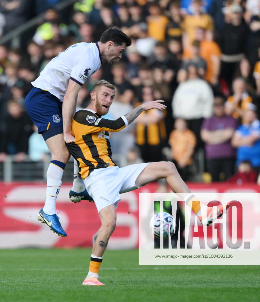 Hull City v Everton Premier League Hull City s Oli McBurnie (right) and Everton s Michael Keane battle for the ball during the Premier League match at the MKM Stadium, Hull 11 10 2026 UK Newspapers OUT