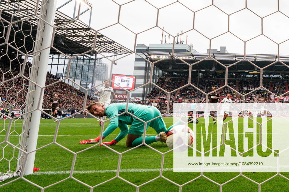 Torwart Hans Christian Bernat (Karlsruher SC, 01) verpasst den Ball von Abdoulie Ceesay (FC St. Pauli, 09) beim Tor zum 1:0, Hintertor Kamera, GER, FC St. Pauli vs. Karlsruher SC, Fussball, 2. Bundesliga, Spieltag 7, Saison 2026 2027, 11.10.2026 DFL REGULATIONS PROHIBIT ANY USE OF PHOTOGRAPHS AS IMAGE SEQUENCES AND OR QUASI-VIDEO GER, FC St. Pauli vs. Karlsruher SC, Fussball, 2. Bundesliga, Spieltag 7, Saison 2026 2027, 11.10.2026 Hamburg
