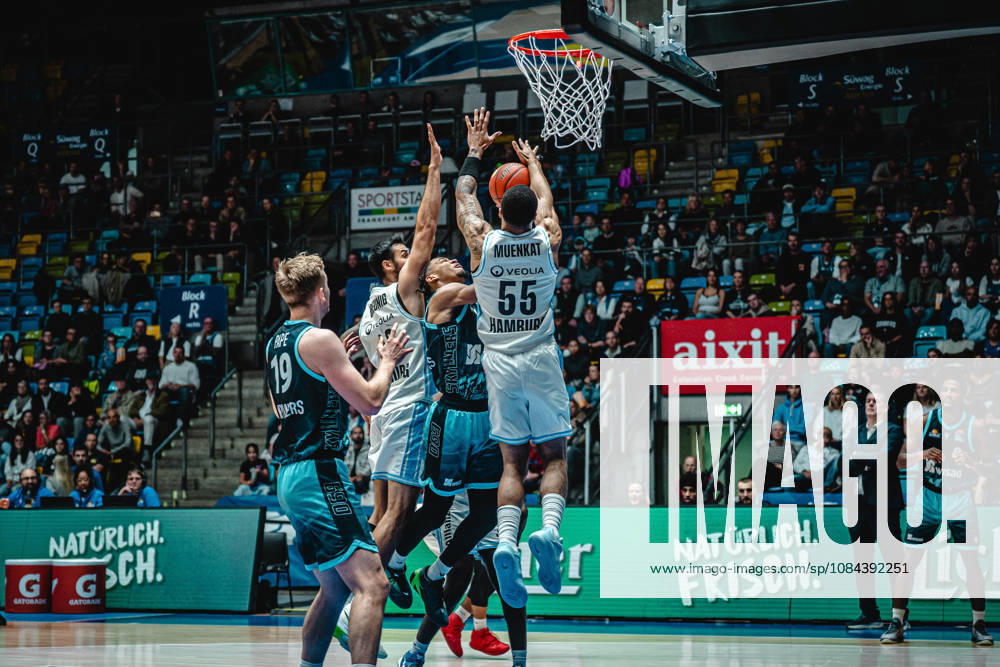 Basketball easyCredit BBL Bundesliga, Frankfurt Skyliners - Veolia Towers Hamburg v.l. Judah Mintz (Skyliners Frankfurt) David Muenkat (Veolia Towers Hamburg) Frankfurt am Main