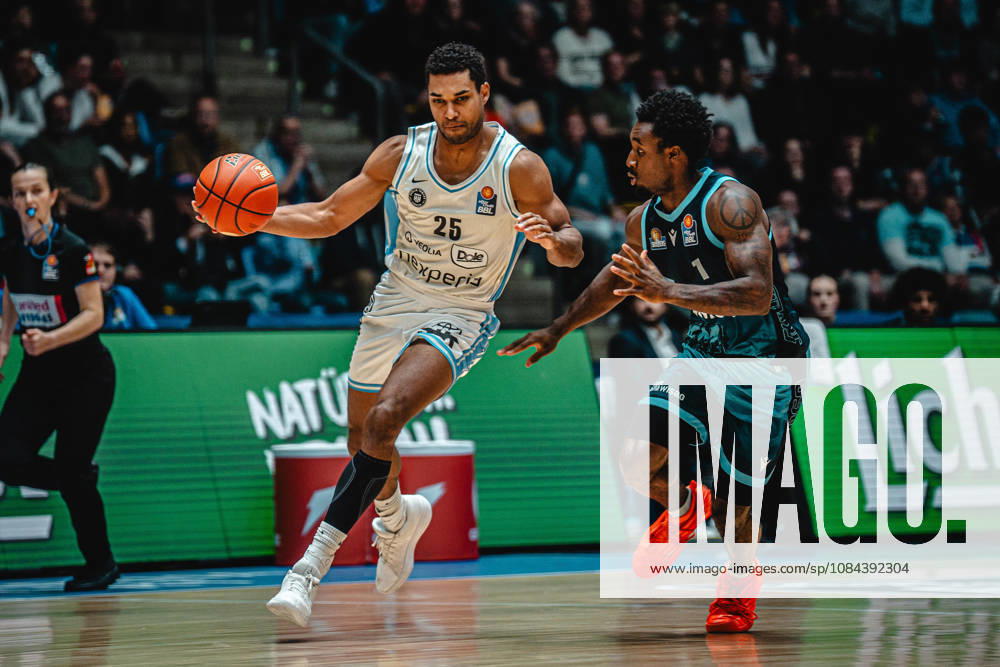 Basketball easyCredit BBL Bundesliga, Frankfurt Skyliners - Veolia Towers Hamburg v.l. Kenneth Ogbe (Veolia Towers Hamburg), Isaiah Swope (Skyliners Frankfurt) Frankfurt am Main