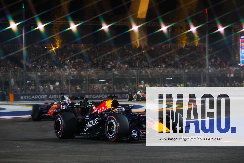 03 VERSTAPPEN Max (nld), Red Bull Racing Ford RB22, action Singapore 2026 81 PIASTRI Oscar (aus), McLaren F1 Team MCL40, action 01 NORRIS Lando (gbr), McLaren F1 Team MCL40, action Singapore 2026 Singapore