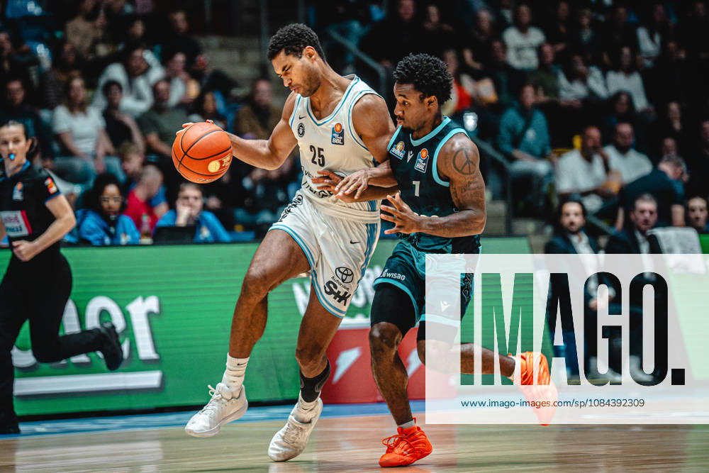 Basketball easyCredit BBL Bundesliga, Frankfurt Skyliners - Veolia Towers Hamburg v.l. Kenneth Ogbe (Veolia Towers Hamburg), Isaiah Swope (Skyliners Frankfurt) Frankfurt am Main
