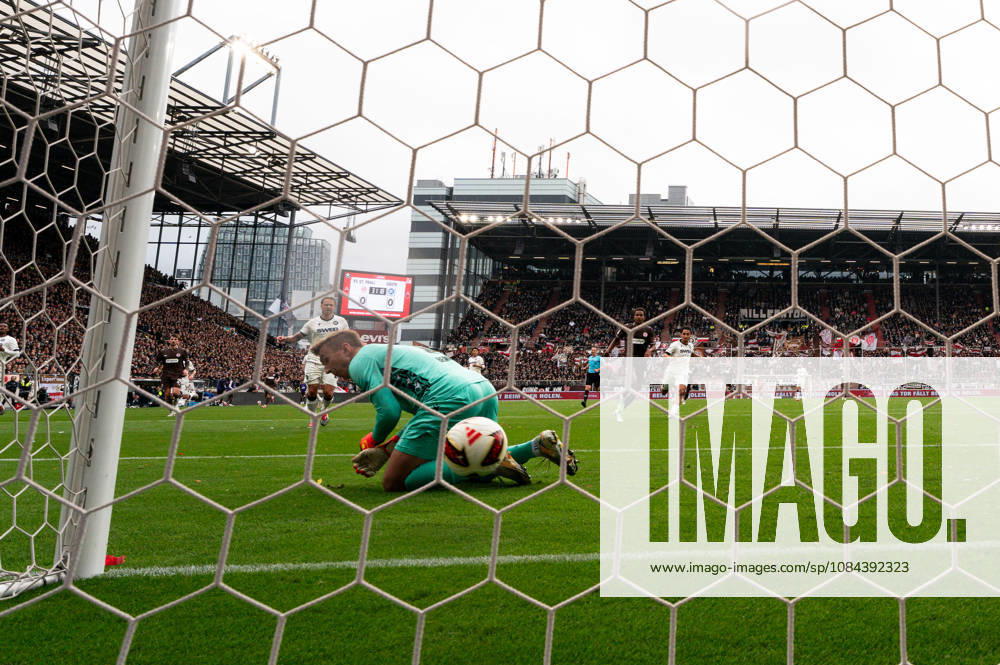 Torwart Hans Christian Bernat (Karlsruher SC, 01) verpasst den Ball von Abdoulie Ceesay (FC St. Pauli, 09) beim Tor zum 1:0, Hintertor Kamera, GER, FC St. Pauli vs. Karlsruher SC, Fussball, 2. Bundesliga, Spieltag 7, Saison 2026 2027, 11.10.2026 DFL REGULATIONS PROHIBIT ANY USE OF PHOTOGRAPHS AS IMAGE SEQUENCES AND OR QUASI-VIDEO GER, FC St. Pauli vs. Karlsruher SC, Fussball, 2. Bundesliga, Spieltag 7, Saison 2026 2027, 11.10.2026 Hamburg