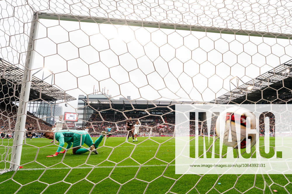 Torwart Hans Christian Bernat (Karlsruher SC, 01) verpasst den Ball von Abdoulie Ceesay (FC St. Pauli, 09) beim Tor zum 1:0, Hintertor Kamera, GER, FC St. Pauli vs. Karlsruher SC, Fussball, 2. Bundesliga, Spieltag 7, Saison 2026 2027, 11.10.2026 DFL REGULATIONS PROHIBIT ANY USE OF PHOTOGRAPHS AS IMAGE SEQUENCES AND OR QUASI-VIDEO GER, FC St. Pauli vs. Karlsruher SC, Fussball, 2. Bundesliga, Spieltag 7, Saison 2026 2027, 11.10.2026 Hamburg