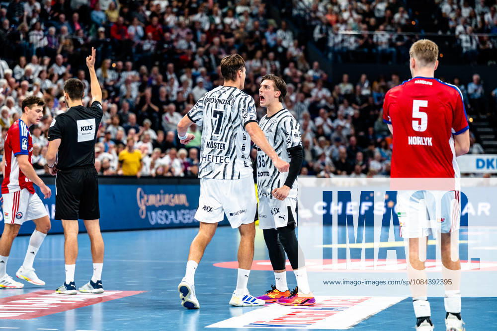 Handball Opel HBL, THW Kiel - Handball Club Hamburg v.l. Nicolaj Jorgensen (Handball Club Hamburg, 11), Julian Köster (Kiel, 7), Domen Makuc (Kiel, 35) Jubel über zwei Minuten, Oliver Norlyk (Handball Club Hamburg, 5) Kiel