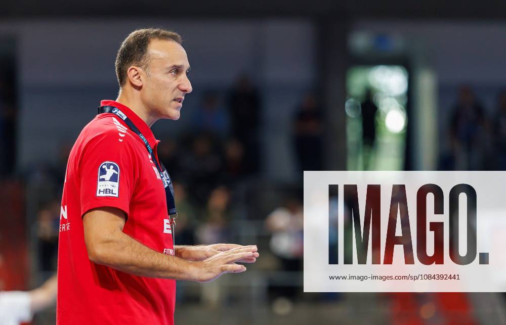 Handball - 1. Bundesliga OPEL HBL - Saison 2026 2027 - 08. Spieltag: HC Erlangen Metropolregion Nürnberg HCE - MT Melsungen - DaMa - - Roberto Garcia Parrondo (Trainer MT Melsungen ) zeigt an gestikuliert dirigiert gibt Anweisungen