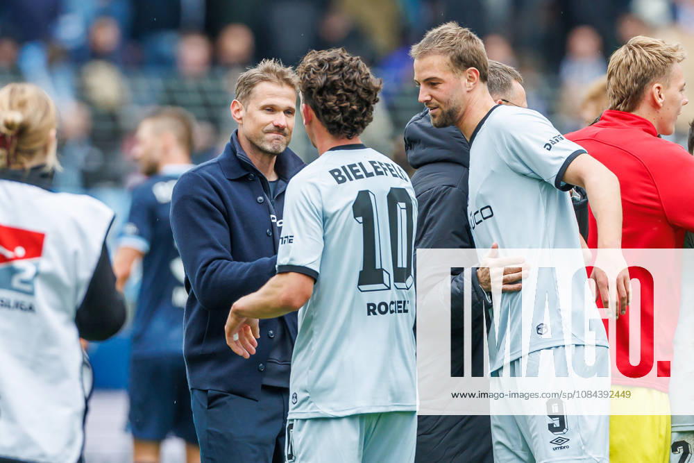 Trainer Oliver Kirch (DSC Arminia Bielefeld), Jannik Rochelt (DSC Arminia Bielefeld) und Noel Futkeu (DSC Arminia Bielefeld) Schlussjubel, jubelt nach dem 0:1 Sieg waehrend des Spiels der 2. Bundesliga zwischen VfL Bochum und Arminia Bielefeld, Ruhrstadion am 11. October 2026 in Bochum, Deutschland. (Foto von Mario Hommes DeFodi Images) +++ Trainer Oliver Kirch (DSC Arminia Bielefeld), Jannik Rochelt (DSC Arminia Bielefeld) und Noel Futkeu (DSC Arminia Bielefeld) celebrate after winning during the 2nd Bundesliga match between VfL Bochum and Arminia Bielefeld at Vonovia Ruhrstadion on October 11, 2026 in Bochum, Germany. (Photo by Mario Hommes DeFodi Images) DFB DFL REGULATIONS PROHIBIT ANY USE OF PHOTOGRAPHS AS IMAGE SEQUENCES AND OR QUASI-VIDEO. (Photo by Mario Hommes DeFodi Images) -