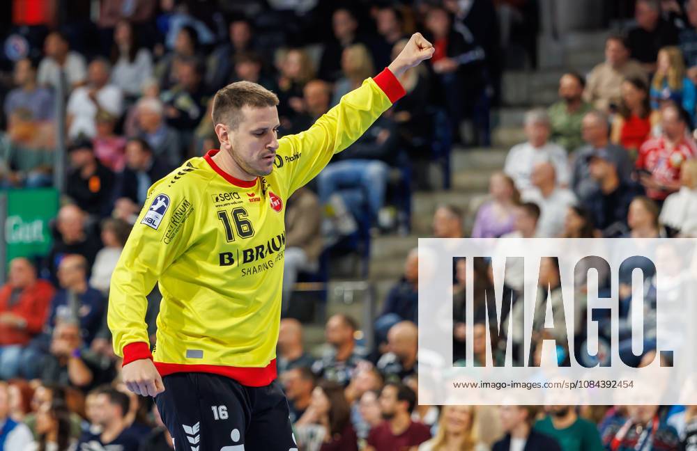 Handball - 1. Bundesliga OPEL HBL - Saison 2026 2027 - 08. Spieltag: HC Erlangen Metropolregion Nürnberg HCE - MT Melsungen - DaMa - - Nebojsa Simic (16, MT Melsungen ) ballt Faust Fäuste