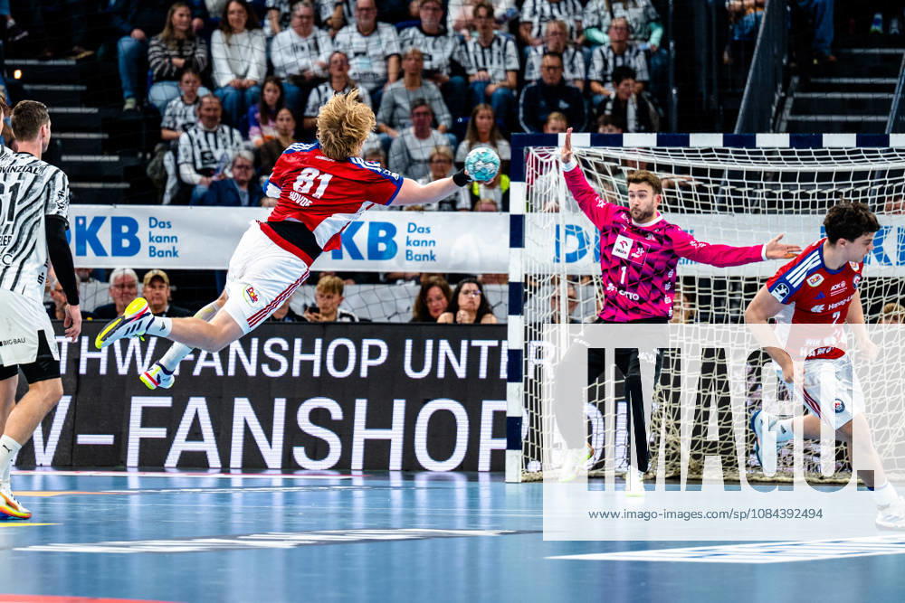 Handball Opel HBL, THW Kiel - Handball Club Hamburg v.l. Martin Hovde (Handball Club Hamburg, 81) beim Wurf, in action, throwing, Gonzalo PÃ rez de Vargas (Kiel, 1) Kiel